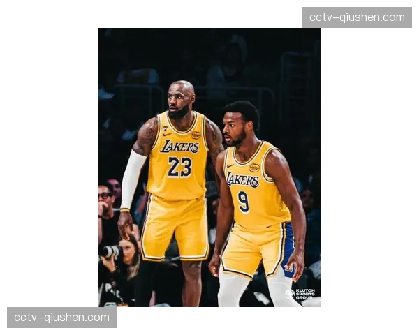 特写：詹姆斯在湖人锁定季后赛席位后，与儿子布朗尼在场上拥抱